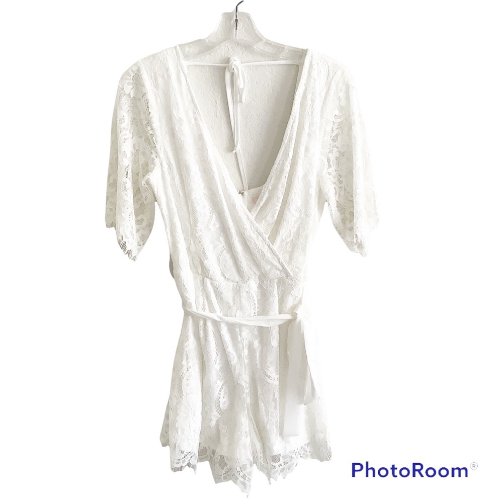 NWT Francesca’s Mi Ami Lace V Neck Romper Size Medium Lined